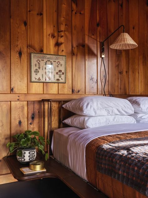 Cabin Vibes Living Rooms, Cabincore Bedroom, Ski Cabin Aesthetic, Wood Cabin Interior, Mountain Cabin Bedroom, Cozy Cabin Bedrooms, Rustic Cabin Bedroom, Cozy Cabin Aesthetic, Modern Ski Chalet