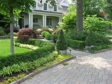 Arborvitae Design Ideas, Pictures, Remodel and Decor Landscape Retaining Wall, Arborvitae Landscaping, Boxwood Landscaping, Emerald Green Arborvitae, Boxwood Garden, Front Yard Garden Design, Front Landscaping, Garden Shrubs, Home Landscaping