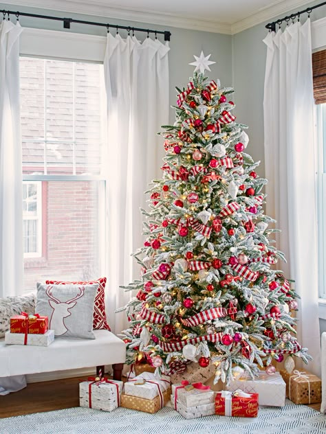 How to Decorate a Christmas Tree in 3 Easy Steps Christmas Tree Pictures, Christmas Tree Decorating Themes, Classic Christmas Tree, Creative Christmas Trees, Holiday Images, Christmas Tree Inspiration, Tree Decorating, Flocked Christmas Trees, White Christmas Decor