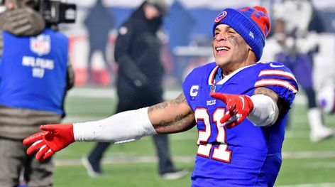 Bills Safety Jordan Poyer Shares He's One Year Sober https://www.si.com/nfl/2021/03/14/bills-jordan-poyer-shares-one-year-sober?feed_id=38370 #bills #breaknnews #buffalobills #hes #jordan #jordanpoyer #nfl #poyer #safety #shares #sober #sportsillustrated #wire #year #breaknnews #breakingnews #news Jordan Poyer, Athletic Body Type, Lamar Jackson, Physical Features, Field Goal, School Football, Married Men, Professional Football, Miami Dolphins