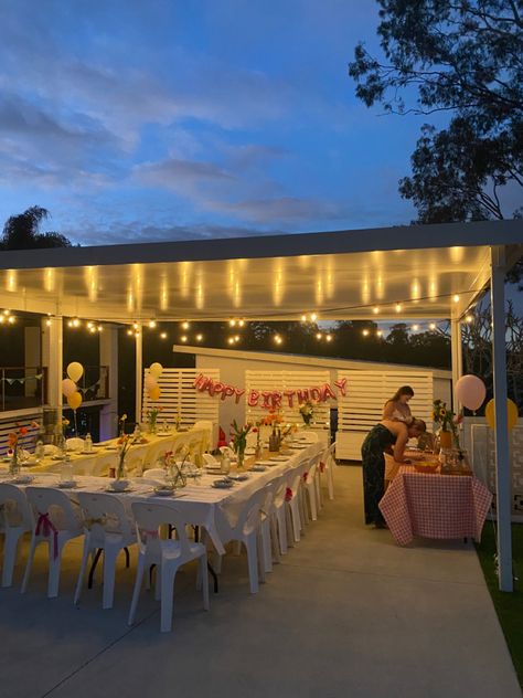 Birthday Venue Aesthetic, Birthday Backyard Ideas, Birthday Backyard Decorations, Backyard Picnic Birthday Party, Garden 18th Birthday Party, Outdoor Birthday Party Aesthetic, Pool Birthday Party Aesthetic, Birthday Small Party Ideas, Small Backyard Quinceanera Ideas