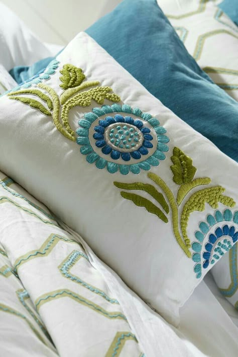 Bedsheets Designs, Crochet Bedsheets, Suzani Fabric, Cushion Embroidery, Embroidered Bedding, Crochet Cushion Cover, Cushion Cover Designs, Hand Work Embroidery, Pola Sulam