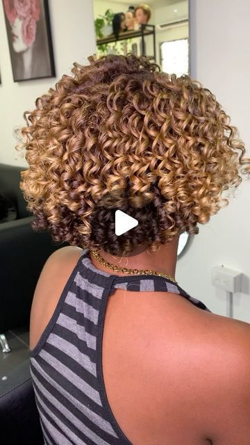 AFRO RIZADO on Instagram: "Rizos con flexis🍃  Este servicio es ideal para cabello lacio o en transición quedan unos rizos elegante y manejable dependiendo del cuidado puede durar mas de una semana ya que para realizarlo es sin fijador.   Se toma de media hora a 40 minutos realizarlo ademas de 60 minutos en el secador  #flexisrodstutorial #flexirods ❤️" Rod Set On Natural Hair Short Hair, Flexi Rods On Natural Hair Short, Flexi Rod Set On Natural Hair, Flexirods On Natural Hair, Flexi Rods On Natural Hair, Rod Set On Natural Hair, Flexi Rod Set, Flexi Rods, Transitioning Hairstyles