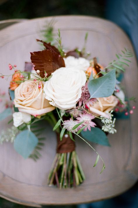 winter wedding bouquets - photo by Jenna Henderson https://ruffledblog.com/campfire-wedding-inspiration Campfire Wedding, Small Wedding Bouquets, Winter Wedding Bouquet, Fall Wedding Bouquets, Fall Wedding Flowers, Wedding Inspiration Fall, Wedding Pins, Rustic Country Wedding, Bride Bouquets