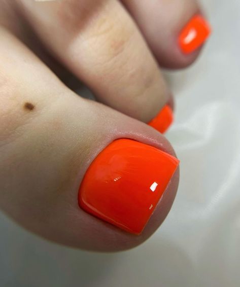 29 Summer Pedicure Colors: Best Ideas for Hot Season 2024 Pedicure Color Ideas, Orange Pedicure, Orange Toe Nails, Summer Pedicure Colors, Perfect Pedicure, Pale Tan, Summer Pedicure, Gel Pedicure, Orange Nail Polish