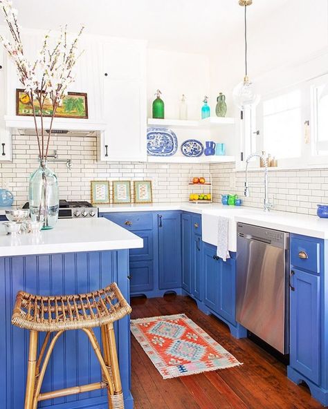 A kitchen scheme with dark blue cabinets balanced against white walls. Colored Kitchen, Colorful Kitchen Decor, Craftsman Kitchen, Blue Kitchen Cabinets, Bohemian Kitchen, Kitschy Kitchen, Bright Kitchens, Blue Cabinets, Boho Kitchen