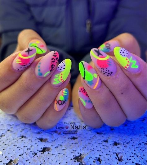 Neon Inspired Nails, Music Festival Nails Neon, 80s Inspired Nails Neon, Tomorrowland Nails Ideas, Bright Festival Nails, Neon 90s Nails, Crazy Neon Nails, Neon Rave Nails, 80s Neon Nails