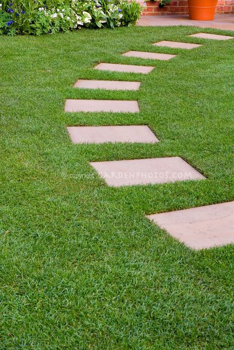 Stepping stones in perfect lawn grass, leading in an arc to backyard patio, with perennial plants and flowers at rear Stepping Stone Pathway, Stepping Stone Paths, Backyard Walkway, Pavers Backyard, Walkway Landscaping, Garden Stepping Stones, Garden Walkway, Stone Pathway, Garden Steps