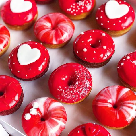 Valentine Donut Ideas, Cute Donut Decorating Ideas, Donas Aesthetic, Red Donut, Toffee Dessert, Donut Decorating Ideas, Fancy Donuts, Bake Sale Packaging, Donut Flavors