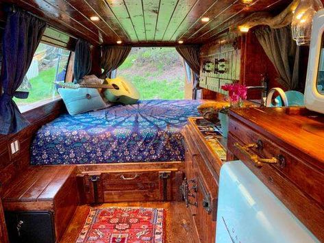 Hippie Van Interior, Bus Living, Kombi Home, Caravan Interior, Campervan Life, Build A Camper Van, Van Life Diy, Campervan Interior, Bus Life