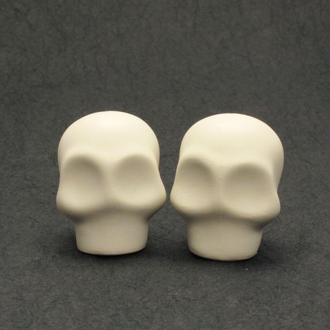 sugar skull sculpt. Skull Figurines, Clay Sugar Skull, Sugar Skull Clay, Skull Clay Sculpture, Ceramic Sugar Skull, Clay Skull, Easy Polymer Clay, Skull Mold, Dremel Crafts