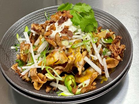 Duck Carnitas, Chips With Cheese, Carnitas Nachos, Wonton Wraps, Wonton Chips, Sweet Dinner Rolls, Dinner Rolls Recipe, Salad Sauce, Spring Onions