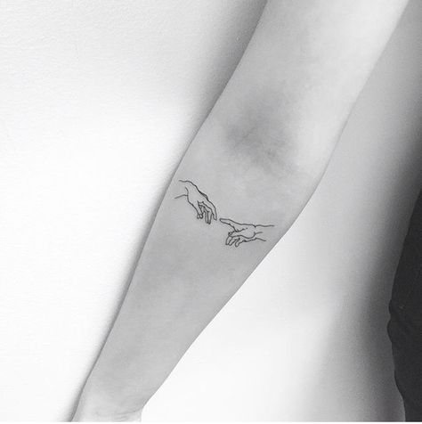 Tenho a ideia de fazer bem delicada na lateral externa da mão. Adam Tattoo, Jonboy Tattoo, Minimalist Tattoo Meaning, Tato Minimal, Inspiration Tattoos, Diy Tattoo, Dainty Tattoos, Little Tattoos, Small Tattoo