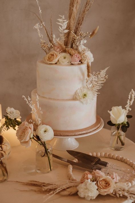 Boho Wedding Cake Blush Pink, Boho Sweet 16 Cake, Rustic Boho Wedding Cake 2 Tier, Boho Chic Cake Ideas, Bohemian Cake Ideas, Boho Wedding Cake Table, Boho Chic Wedding Cake, Bohemian Cake, Bohemian Wedding Cake