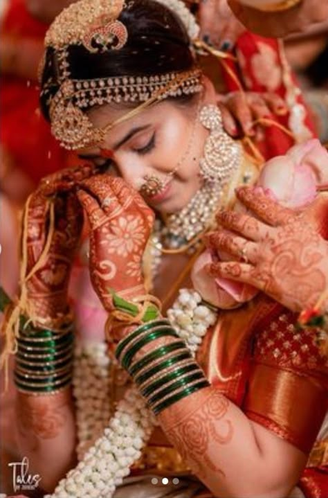 Candid Photography Wedding, Marriage Poses, Wedding Photography List, Indian Bride Poses, Mang Tikka, Indian Wedding Favors, Indian Wedding Poses, Bride Photos Poses, Bride Pictures