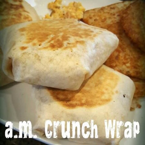 Quesadilla Taco Bell, Breakfast Crunch Wrap, Quesadilla Taco, Taco Bell Breakfast, Breakfast Crunchwrap, Crunchwrap Recipe, Taco Bell Recipes, Diy Party Ideas, Easy To Make Recipes