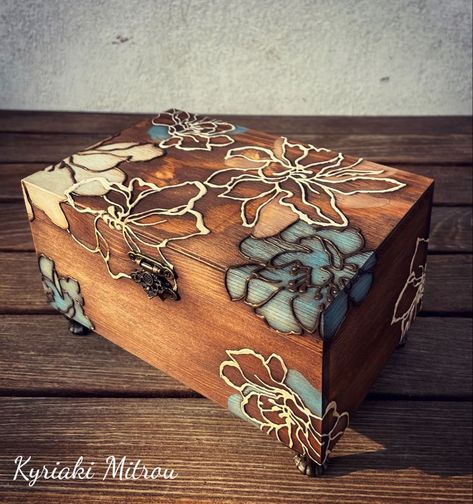 Decorative Boxes Wooden, Painting A Box Ideas, Box Decoration Ideas Painting, Diy Jewlery Box, Wooden Box Crafts, Decorative Wooden Boxes, Applique Wall Hanging, Jewelry Box Makeover, Painted Wooden Boxes