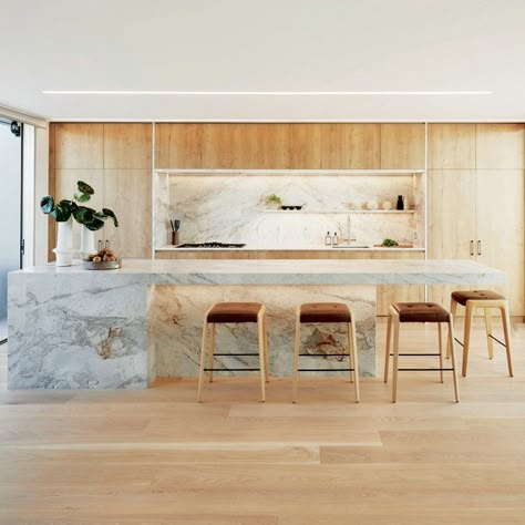 A kitchen that embraces the warmth and natural textures of the beach Kitchen Workshop, Award Winning Kitchen, Galley Style Kitchen, Kitchen Manufacturers, German Kitchen, Contemporary Kitchen Design, House Design Kitchen, Kitchen Room Design, Kitchen Inspiration Design