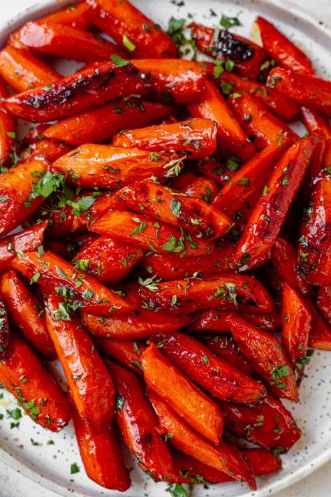 This brown sugar baked carrots recipe is a sweet and savory side dish that’s perfect for holidays or weeknight dinners. They’re oven roasted to tender, caramelized perfection with a light brown sugar glaze, a hint of orange, and topped with fresh parsley and thyme. Whiskey Carrots Pioneer Woman, Easy Thanksgiving Carrot Recipes, Cinnamon Butter Carrots, Roasted Carrot Sticks, Carrots Side Dish Thanksgiving, Carrot Recipe For Thanksgiving, Best Roast Carrots, Glazed Roasted Carrots Recipe, Brown Sugar Roasted Baby Carrots