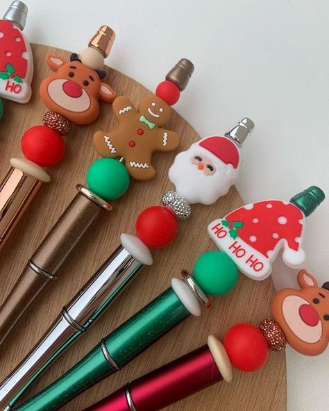 Bead Pens, Pen Ideas, Silicone Keychain, Fancy Pens, Beaded Pens, Bead Projects, Bead Charms Diy, Beadable Products, Etsy Christmas