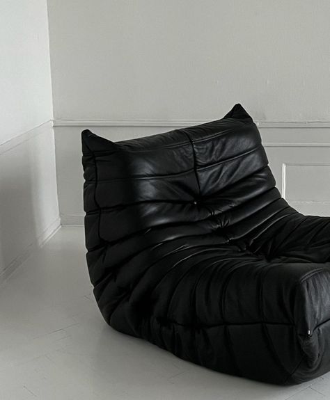 Leather Couch Aesthetic, Togo Chair, Couch Aesthetic, Small Flat Interior, Bauhaus Interior Design, Small Teen Bedroom, Black Leather Couch, Furniture Graphic, Flat Interior Design