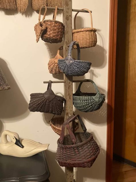 Wicker Basket Display Ideas, Basket Collection Display Ideas, Primitive Baskets, Decorate With Baskets, Basket Display, Primitive House, Display Basket, Basket Decor, New Classroom