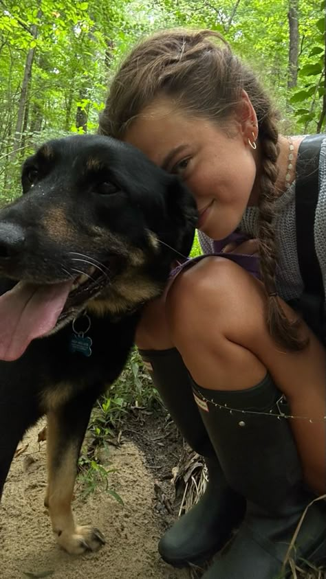 Hiking Mountains Outfit, Dog Travel Aesthetic, Outdoors Girl Aesthetic, Summer Packing Aesthetic, Country Granola Aesthetic, Hiking Photo Ideas Instagram, Girl With Dog Aesthetic, Girl And Dog Aesthetic, Animal Lover Aesthetic