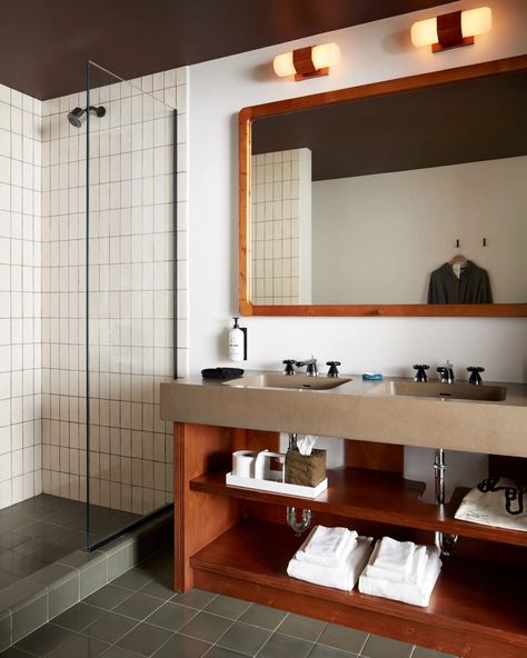 Ace Hotel Brooklyn showcases the borough's artistic talent Ace Hotel Brooklyn, Roman And Williams, Mid Century Modern Bathroom, Ace Hotel, Hotel Amenities, Hotel Bathroom, Bathroom Renos, House Inspo, Bathroom Inspiration