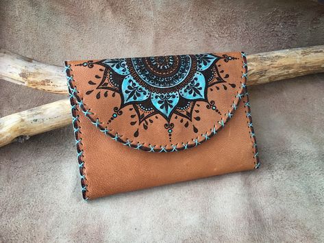 Art Du Cuir, Diy Leather Wallet, Natural Leather Bag, Diy En Cuir, Leather Bag Tutorial, Leather Engraving, Leather Bag Pattern, Leather Carving, Leather Dye