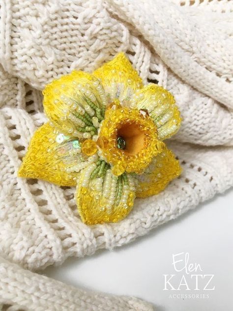 Pins Design, Hand Embroidered Jewelry, Beaded Flowers Patterns, Beaded Brooches, Narcissus Flower, Sweater Handmade, Embroidered Jewelry, Bead Embroidery Tutorial, Bead Embroidery Jewelry