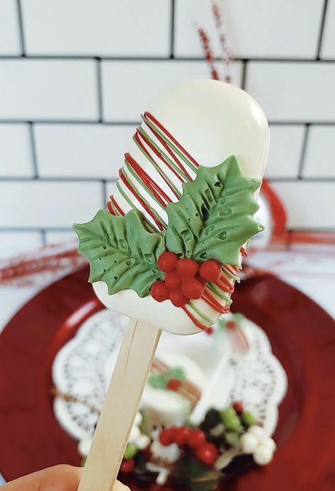 Christmas Cakesicles Ideas, Christmas Cakesicles, Cake Sickles, Holiday Cake Designs, Elegant Cake Pops, Homemade Christmas Cake, Strawberry Cake Pops, Popsicles Cake, Cake Pop Designs