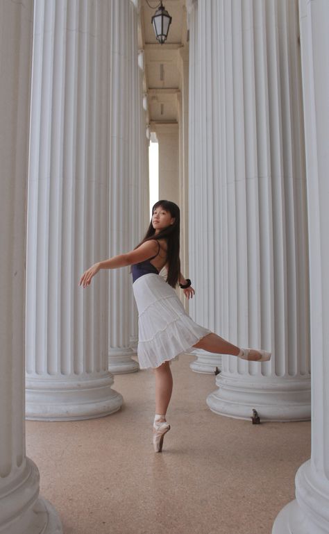 Pointe Dance Pictures, Ballet Photography Poses Simple, Dance Photoshoot Poses Ballet, Dance Poses For Pictures Outside, Ballet Pointe Poses, Dance Picture Poses Ballet, Pointe Poses Photography, Pointe Dance Poses, Ballet Pose Ideas