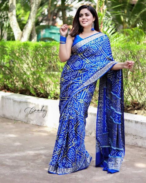 Blue Bandhani Saree, Royal Blue Saree, Bandhani Saree, Photo Beautiful, Blue Saree, Blue Hand, Loose Hairstyles, Beautiful Saree, Silk Blouse