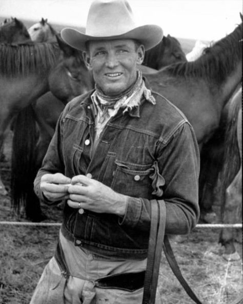 C.H. Long, Life Magazine 1949 photo by Leonard McCombe Old Cowboy, Cowboy Fashion, Cowboy Images, Cowboy Artists, Long Pictures, Cowboy Pictures, Cowboy Aesthetic, Levis Vintage, Cowboy Up