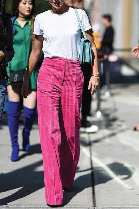 70s Corduroy, Mode Rose, Walking Down The Street, Paris Mode, Cooler Look, Looks Street Style, Street Style Trends, Pink Pants, Cool Street Fashion