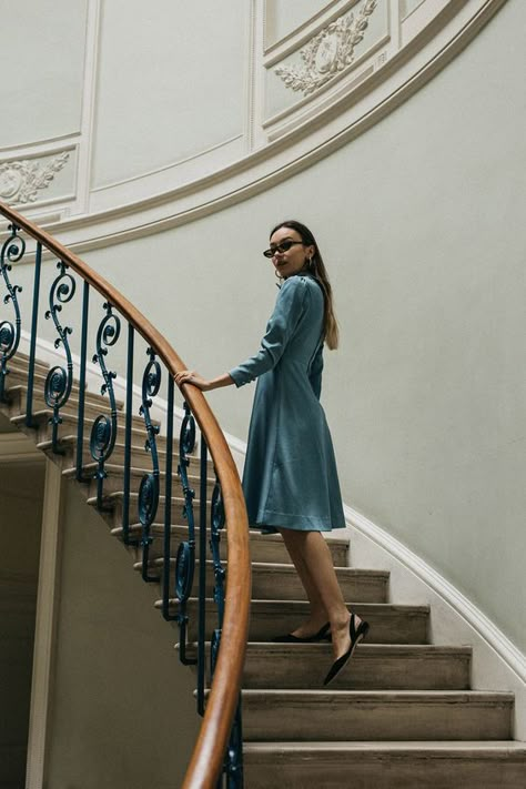 Photos On Stairs Ideas, Classy Photography Poses, Photoshoot Stairs, Stairs Poses, Foto Scale, Museum Photoshoot, Museum Photography, Pose Portrait, The Deep Blue Sea