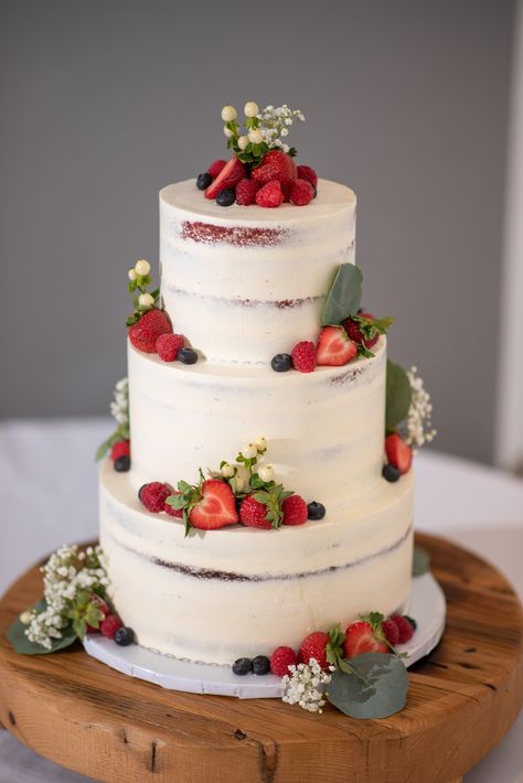 Cake With Fresh Fruit, 40th Birthday Cake For Women, Berry Wedding Cake, Sugared Berries, Fruit Wedding Cake, Berry Wedding, Brides Cake, Wedding Cake Roses