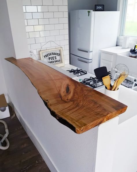 Reclaimed wood countertop Peninsula Kitchen Design, Rustic Countertops, Wood Bar Top, Kitchen Peninsula, Wooden Counter, Kitchen Worktop, Wood Bar, Natural Home Decor, Cool Ideas