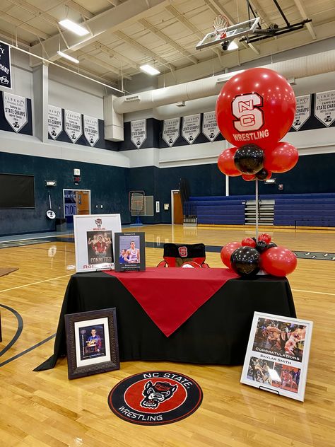 College Baseball Signing Day Ideas, College Signing Day Table Ideas Volleyball, Signing Day Table College Baseball, College Signing Day Table Ideas Cheer, Volleyball Signing Day Table, Basketball Signing Day Table Ideas, Signing Day Table College Track, College Signing Table Ideas, Signing Table College