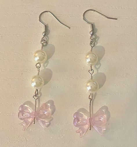 pink pearl bow earrings, coquette aesthetic jewelry / jewellery Earings Pearls Diy, Pearl Bow Earrings, Pearls Earrings Diy, Aesthetic Earrings Diy, Homemade Earrings Ideas, Bow Earrings Diy, Diy Earrings Pearl, Coquette Earrings, Diy Pearl Earrings