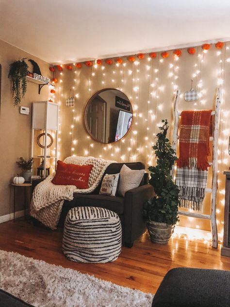 Boho String Lights Living Room, Asethic Living Room Idea, Fall Apartment Decor Living Rooms Cozy, Bright Boho Bedroom Ideas, Fall Inspired Living Room Cozy, Small Apartment Aesthetic Boho, Small Living Room Ideas Apartment Boho, No Couch Living Room Ideas, Korean Bedroom