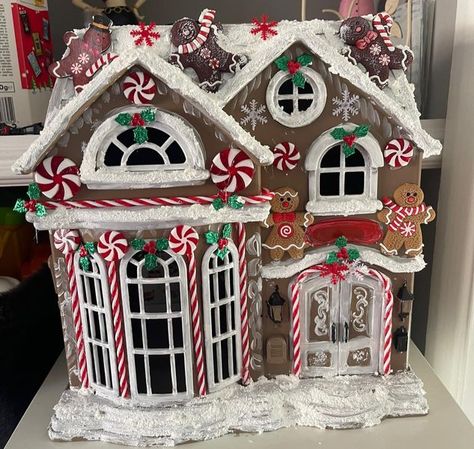 Doll House Makeover, Diy Christmas Village Houses, Gingerbread Diy Crafts, Fisher Price Doll House, Haunted Gingerbread House, Christmas Dollhouse, Christmas Decorations Diy Crafts, Gingerbread Diy, Casa Halloween