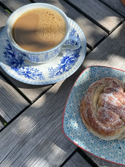 Coffee And Pastry, Stockholm Aesthetic, Cinnamon Bun, A Cup Of Coffee, Aesthetic Summer, Coffee Addict, Pretty Food, Coffee Time, Aesthetic Food