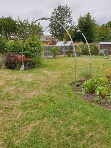 Trampoline Archway, Trampoline Arch, Trampoline Trellis, Trampoline Garden, Recycled Trampoline, Trampoline Ideas, Garden Trampoline, Old Trampoline, Picnic Shelter