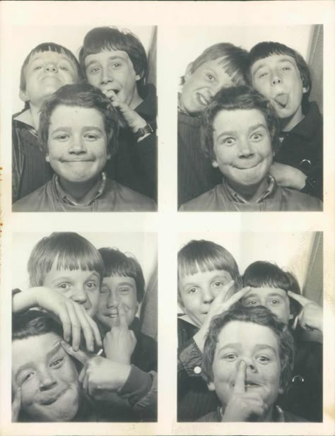 Photo booth Vintage Photo Booths, Photobooth Pictures, Photos Booth, Photos Of People, 사진 촬영 포즈, Black And White Photos, Making Faces, Photo Vintage, White Photos