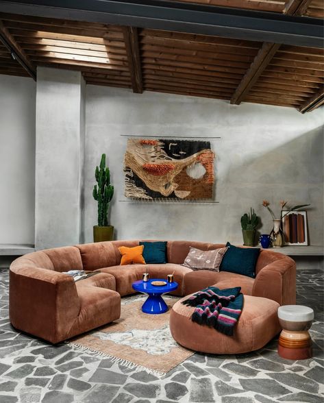 Ruimtelijk gevoel: een bank midden in de kamer | vtwonen - vtwonen NL Yves Klein, Mocha, Sectional Couch, Sectional, New Homes, Cottage, Couch, Sofa, Fan