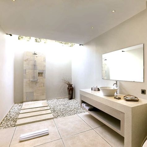 Semi Outdoor Bathroom, Resort Bathroom, Bathroom Simple, Lombok Island, Indoor Outdoor Bathroom, Open Bathroom, Outdoor Bathroom Design, Outdoor Bathroom, Courtyard Design