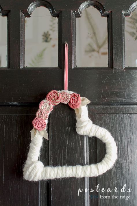 46 Ways to Celebrate Love: Valentines Day Ideas - Southern Hospitality Fabric Flower Wreath, Paper Heart Garland, Chabby Chic, Heart Shaped Wreaths, Pretty Heart, Valentine Day Wreaths, Fabric Flowers Diy, Heart Wreath, Yarn Diy