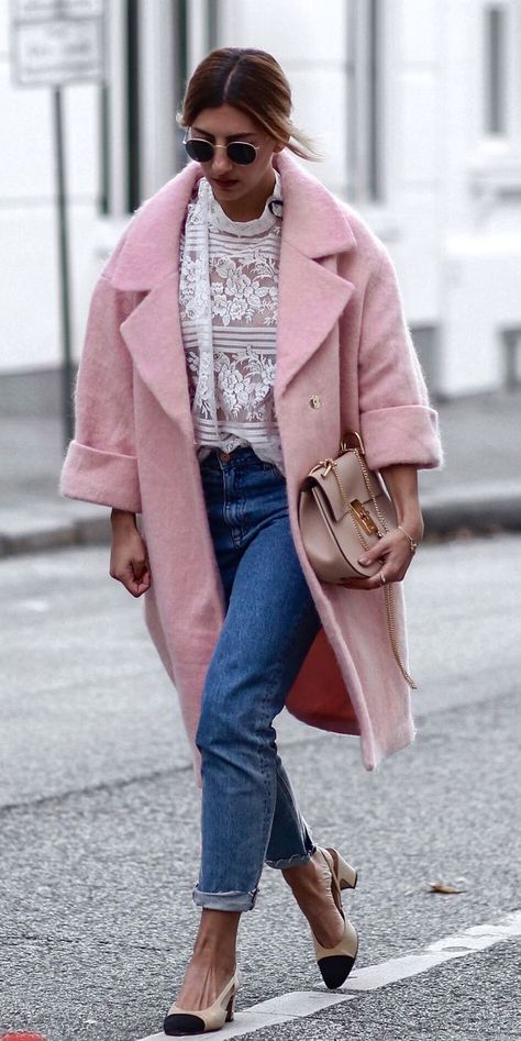 Pastel pink overcoats | HOWTOWEAR Fashion Pink Coat Outfit, Outfits Quiz, Denim Street Style, Look Rose, Mode Tips, Casual Chique, Blazer Outfit, Neue Outfits, Pink Coat