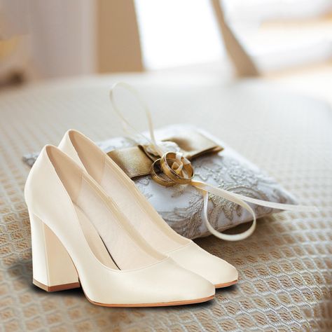 Thick Heel Wedding Shoes, Close Toed Wedding Shoes, Classic Bridal Look, Trendy Wedding Shoes, White Heels Wedding, 80s Trends, Ivory Bridal Shoes, Beautiful Wedding Shoes, Bridal Pumps